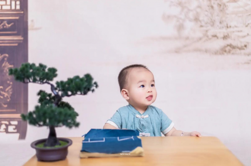 新泰怀孕肚子中间凹两边凸